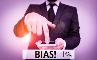 Bias 'ı gösteren mesaj işareti. Kavramsal fotoğraf eğilimi veya önyargı bir grup erkek insan resmi iş elbisesi giyer akıllı yüksek teknoloji akıllı telefon kullanın.