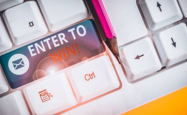 Enter To Win'i gösteren not yazma. Beyaz arka plan üzerinde not kağıdı ile ödül veya Beyaz pc klavye kazanma şansı için bir değer alışverişi gösteren İş fotoğraf.