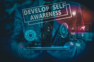 Gelişmiş Özfarkındalık gösteren kavramsal el yazısı. İş fotoğrafı gösterimi, kendi karakterinin bilinçli bilgisini arttırır. Erkek giyimi, sunum sunucusu akıllı aygıt..