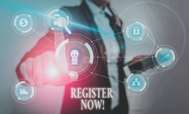 Şimdi Kaydol'u gösteren metin işareti. Kavramsal fotoğraf resmi listesi veya kayıt gösteren ya da web veya forum içine şeyler Kadın akıllı cihaz kullanarak sunum sunan resmi iş elbisesi giymek.