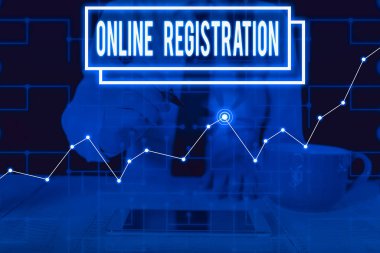 Online Kayıt 'ı gösteren bir not yazıyorum. İnternet Kadınına üye olmak ya da kayıt olmak için iş fotoğrafı görüntüleme Sistemi en son akıllı aygıt kullanılarak mevcut resmi iş elbisesini giyin.