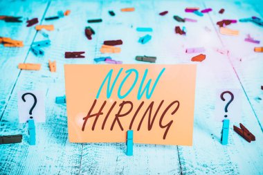 Şimdi işe alındığını gösteren bir not yazıyorum. İş fotoğraflarının gösterildiği İşgücü Aranan Çalışanlar İşe Alınmak isteniyor Bugün İş Fırsatı Çarşafı Ahşap masaya raptiyeler yerleştirilmiş.