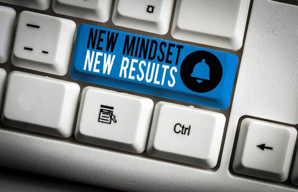 Tekstbord toont nieuwe Mindset nieuwe resultaten. Conceptuele foto obstakels zijn mogelijkheden om prestatie wit PC-toetsenbord te bereiken met leeg notitie papier boven witte achtergrond sleutel kopie ruimte. — Stockfoto