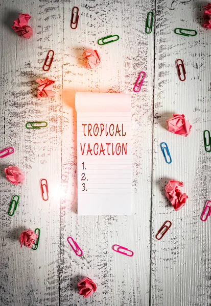 Nota di scrittura che mostra le vacanze tropicali. Business photo vetrina prendendo una vacanza nei paesi su entrambi i lati dell'equatore Stripped governato blocco note clip palle di carta sfondo di legno . — Foto Stock