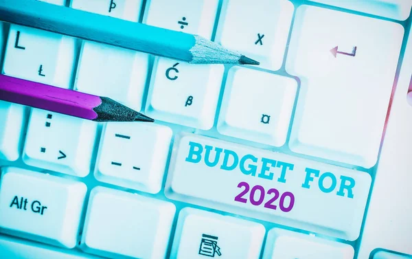 Writing note showing Budget For 2020. Business photo showcasing Γραπτές εκτιμήσεις εσόδων και δαπανών για το 2020 Λευκό πληκτρολόγιο pc με χαρτί σημειώσεων πάνω από το λευκό φόντο. — Φωτογραφία Αρχείου