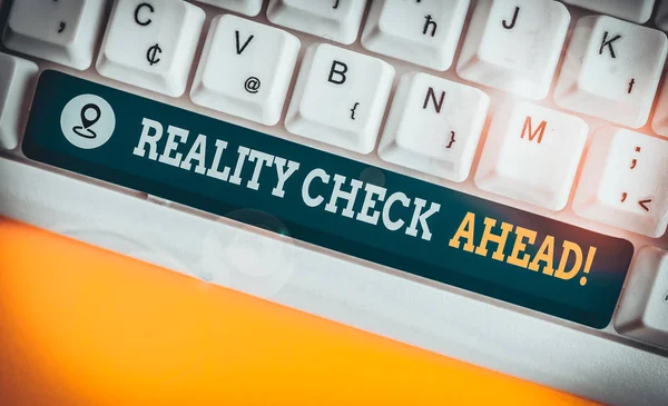 Escrevendo nota mostrando Reality Check Ahead. Exibição de fotos de negócios faz com que eles reconheçam a verdade sobre situações ou dificuldades Teclado de PC branco com papel de nota acima do fundo branco . — Fotografia de Stock