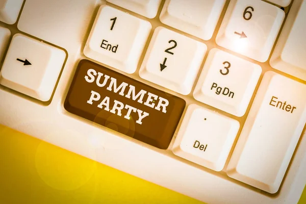 Tekstbord met Summer Party erop. Conceptuele foto sociale bijeenkomst gehouden tijdens het zomerseizoen of schoolreisje Witte pc toetsenbord met lege nota papier boven witte achtergrond toets kopieerruimte. — Stockfoto