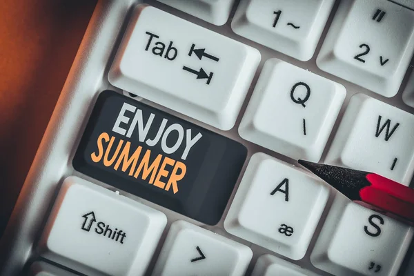 Escrita de mão conceitual mostrando Desfrute de verão. Foto de negócios mostrando fazer uma pausa da escola e passar férias na praia Teclado pc branco com papel de nota acima do fundo branco . — Fotografia de Stock