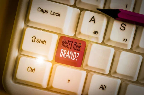 당신의 브랜드 질문이 무엇인지 보여주는 메모 작성. 비즈니스 사진 전시 제품 로고에 대 한 질문 또는 흰색 배경 위의 메모 종이와 화이트 PC 키보드를 통신. — 스톡 사진