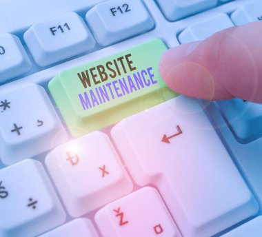 Web sitesinin bakımını gösteren kavramsal el yazısı. Kavram derken web sitenizde sorun olup olmadığını düzenli olarak kontrol etme eylemi