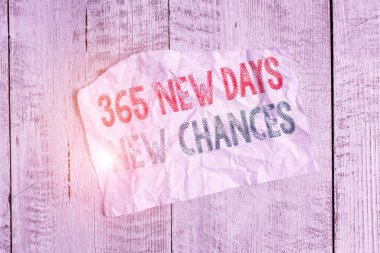 Mesaj işareti 365 Yeni Gün Yeni Şanslar 'ı gösteriyor. İş fotoğrafı sergisi Bir yıl daha Takvim Fırsatları Buruşturulmuş yırtık kağıt Klasik ahşap arka plan üzerine yerleştirilmiş