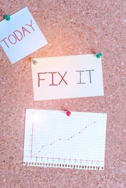 Tabelayı düzelt. İş fotoğrafı metni, bir şeyi mantar pano renk boyutu kağıt raptiye raptiye raptiye pano uyarı panosunu onarmak için belirli bir yer veya konumda güvenli bir şekilde yapıştırın