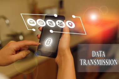 Kelime yazma veri iletimi. Bir iletişim ağı üzerinden elektronik veri gönderen iş fotoğrafı gösterimi