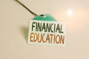 Finansal Eğitimi gösteren bir not yazıyorum. Çeşitli finansal alanları anlamak ve eğitim için iş konsepti. Klasik elektronik fare kare kağıt levha renkli arka plan.