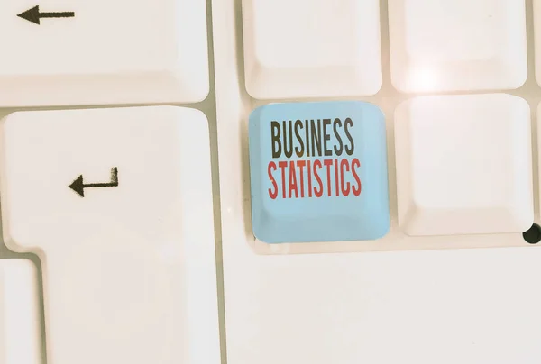 ビジネス統計を示すメモを書く 事業における知的意思決定科学のビジネスコンセプト — ストック写真
