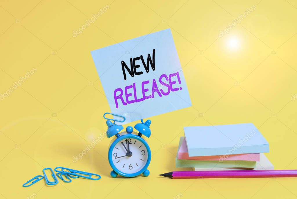 Escritura a mano conceptual que muestra New Release. Concepto que