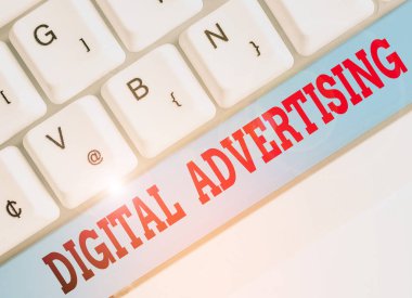 Metin işareti Dijital Reklamcılığı gösteriyor. İnternet kullanan ürün veya hizmetlerin iş fotoğraflarının sergilenmesi