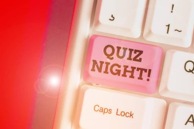 Quiz Night'ı gösteren not yazma. Bireyler arasında akşam test bilgi yarışması için iş kavramı