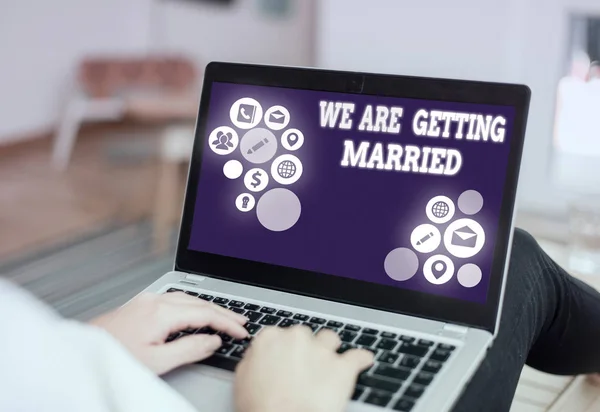 Handschriftliches Textschreiben Wir Heiraten Konzeptionelles Foto Verlobung Hochzeitsvorbereitung Liebendes Paar — Stockfoto