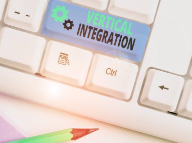 Dikey Bütünleşme için el yazısı metni. Üretimin farklı aşamalarındaki şirketlerin kavramsal fotoğraf birleşmesi