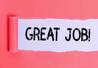 Harika bir iş çıkardığını gösteren bir mesaj. İş fotoğrafı, birini çok iyi yaptığı bir şey için övmek için kullanılır. Karton karton ortadan ikiye ayrılır ve sade bir masa arkaplanının üzerine yerleştirilir.