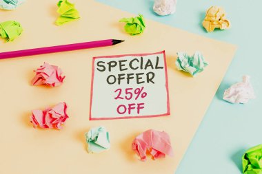 Kelime yazma metni Özel Teklif 25 indirimi. İş fotoğraflarının tanıtımı indirimli satışlar Pazarlama Pazarlama Teklif Renkli kağıtlar boş hatırlatıcı mavi arka plan çamaşır mandalı