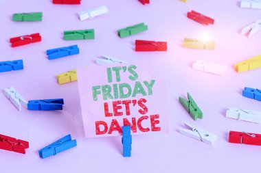 Yazı bugünün Cuma olduğunu gösteriyor. Dans edelim. İş fotoğraflarının sergilendiği hafta sonu kutlamaları. Go partisi. Disko Müzik Renkli çamaşır tokası kağıtları.