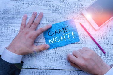 Game Night 'ı gösteren bir not yazıyorum. İş konsepti genellikle arkadaşlarıyla poker gibi yetişkinler için oyun buluşmalarında kullanılır.