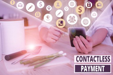 Temassız Ödeme 'yi gösteren bir not yazıyorum. Güvenli ödeme yapmak için alan iletişimine yakın kullanım konsepti