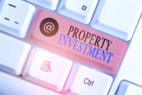 Textschild Mit Immobilieninvestitionen Business Foto Zeigt Vermögenswerte Gekauft Und Erster — Stockfoto