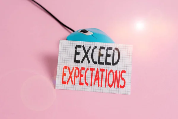 Escrevendo Nota Mostrando Exceder Expectativas Conceito Negócio Para Capaz Superar — Fotografia de Stock