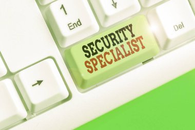 Güvenlik Uzmanını gösteren kavramsal el yazısı. Anlamı, varlıkları veya sistemleri gösterme güvencesinde uzmanlaşmıştır.