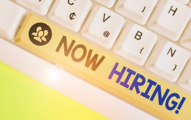 Şimdi işe alındığını gösteren bir not yazıyorum. İş fotoğrafı gösterimi, gelecekteki çalışanlarla iş ilişkisinin değerlendirilmesi.