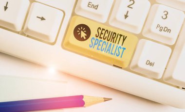 Güvenlik Uzmanı'nı gösteren metin işareti. Kavramsal fotoğraf varlıkların veya sistemlerin gösterilmesinin güvenliği konusunda uzmanlaşmıştır.