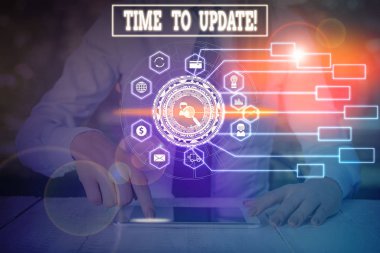 Güncelleme Zamanı gösteren not yazılıyor. Bunun iş konsepti, daha modern bir şey yapmak için doğru zamandır. Yeni kadın, son model akıllı aletlerle resmi iş kıyafeti giyer.