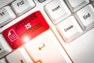 Kelime yazma tavrı her şeydir. İş fotoğrafının Pozitif Görünümü, beyaz arkaplan anahtar alanının üzerinde boş not kağıdı bulunan İyi Yaşam Beyaz pc klavye rehberidir