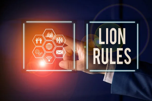 ライオンのルールを示すメモを書く 強さと男らしさの縮図のためのビジネスコンセプト独自のドメインのマスター現代的なスマートデバイスと写真ネットワークスキーム — ストック写真