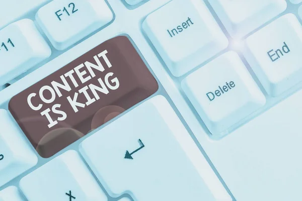 Píšu Poznámku Zobrazující Content King Obchodní Koncept Pro Přesvědčení Obsah — Stock fotografie