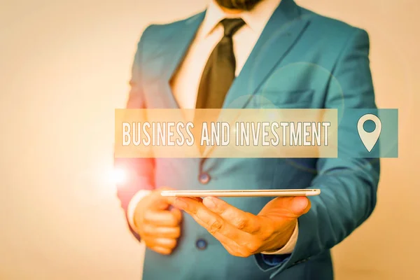 显示商业和投资的书面说明 把你的钱花在外地以增加他们的商业概念 身穿蓝色套衫 手握领带的商人 — 图库照片