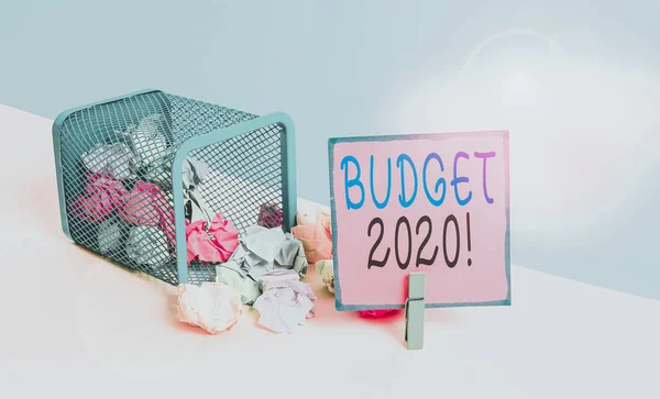 予算を示すテキスト記号2020 ビジネス写真次または現在の年の収入と支出のテキスト推定ゴミ箱砕いた紙布空のリマインダオフィス用品先端 — ストック写真