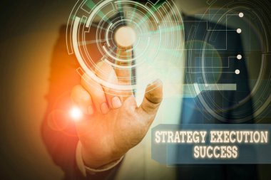 Strateji Uygulaması Başarı Yazısı. İş fotoğrafı metni yerleştirme planı ya da listesi ve bunu iyi yapmaya başla. Erkek insan giyimi giyimi akıllı aygıt kullanarak sunum sunar.