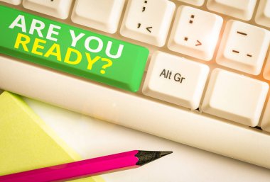 Kelime yazma metni Hazır mısın Sorusu. İş fotoğrafı gösterimi beyaz arkaplan anahtar alanının üzerinde boş not kağıdı olan beyaz pc klavye hazır hissettiğinde birine bir şeye başlamasını söyler