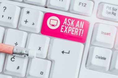 Bir Uzmansa Sor'u gösteren kavramsal el yazısı. Okuduğunuz kavram anlamı onay anlamak ve beyaz arka plan üzerinde not kağıdı ile kurallar Beyaz pc klavye katılıyorum