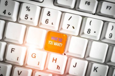 Ne istediğini gösteren bir metin işareti var. İş fotoğrafı gösterimi Arzularınızın analizlerin azmini beyaz arkaplan anahtar alanının üzerinde boş not kağıdı içeren beyaz pc klavye istediğini söyleyin