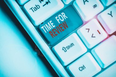 El yazısı metin yazma Time For Review için. Bir sistemin veya durumun resmi incelemesinde kavramsal fotoğraf incelemesi Beyaz pc klavyesi beyaz arka plan tuşu kopya alanının üzerinde boş not kağıdı ile