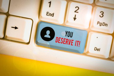 Word yazma metni You Deserve It. İş fotoğraf vitrin özellikleri veya eylemleri beyaz arka plan tuşu kopyalama alanı üzerinde boş not kağıdı ile Beyaz pc klavye nedeniyle olmalıdır