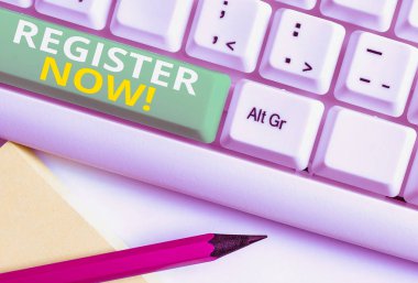 Kelime yazma kaydı, şimdi. Beyaz arkaplan anahtar alanının üzerinde boş not kağıdıyla resmi liste veya kayıt gösterme veya nesneleri foruma beyaz pc klavyesine yerleştirme