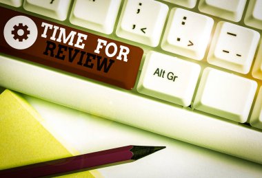 Word yazma metin Zaman İnceleme için. Resmi incelemebeyaz bilgisayar klavyesi beyaz arka plan tuşu kopyalama alanı üzerinde boş not kağıdı ile bir sistem veya durumun gözden geçirilmesi İş fotoğraf vitrin