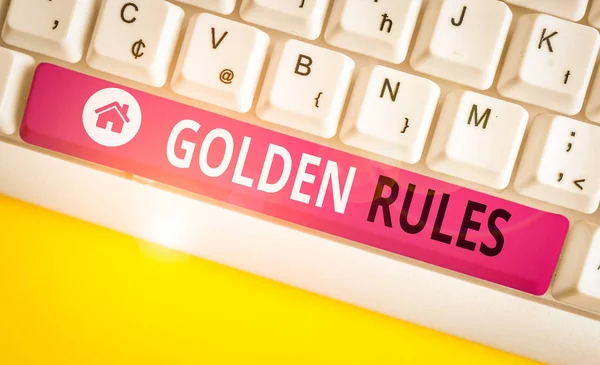 黄金律を示すメモを書く 常に成功を確保するために従うべき基本原則のためのビジネスコンセプト白の背景の上にノートPcのキーボード — ストック写真