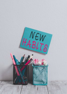 Yeni Alışkanlıkları gösteren metin işareti. İş fotoğrafı metni düzenli olarak tekrarlanan davranış rutinini değiştirir Duvar 2 'deki Mavi Yapışkan Kart Kalem Kalemleri Kalem İşaretleri Kağıt Atık Kağıt